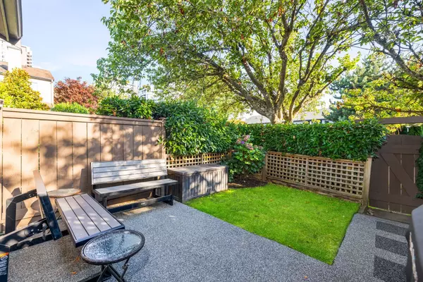 North Vancouver, BC V7M 1P3,230 W 14th ST #24