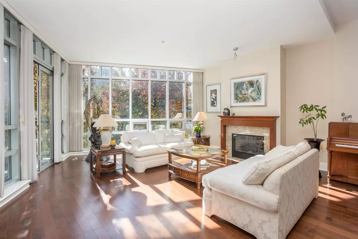 West Vancouver, BC V7T 1C7,605 Clyde AVE #301