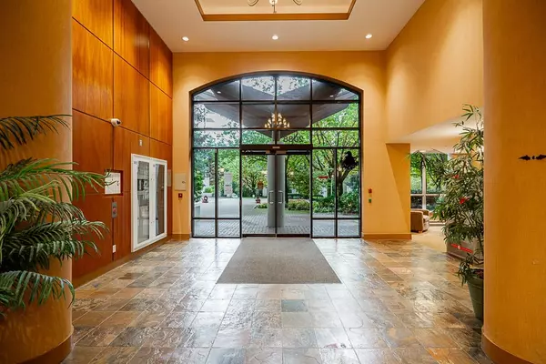 Burnaby, BC V5C 6T5,2088 Madison AVE #1406