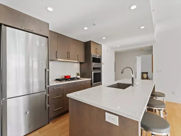 White Rock, BC V4B 0A3,15152 Russell AVE #302