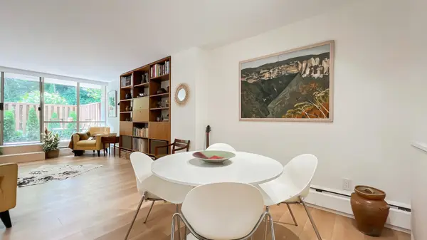 2016 Fullerton AVE #102, North Vancouver, BC V7P 3E6