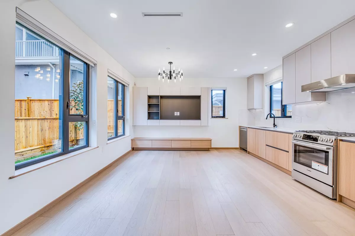 Vancouver, BC V5X 1N9,966 E 55th AVE