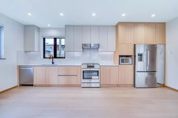 Vancouver, BC V5X 1N9,966 E 55th AVE