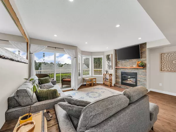 Coquitlam, BC V3E 2N7,1176 Falcon DR #405