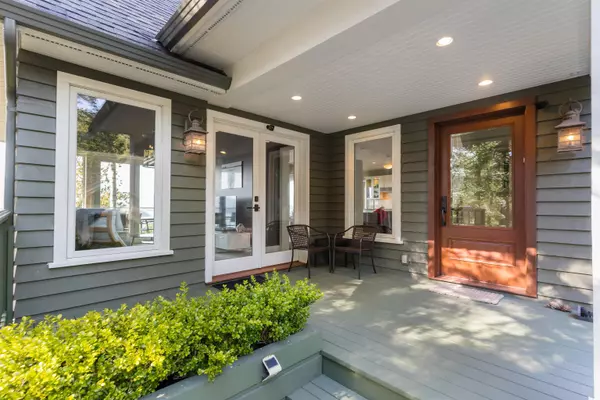 Bowen Island, BC V0N 1G2,894 Schooner LN