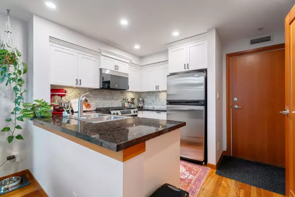 New Westminster, BC V3M 7B1,10 Renaissance SQ #325