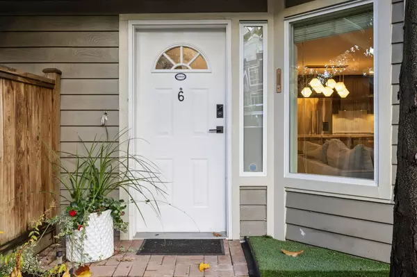 North Vancouver, BC V7P 1R3,848 W 16th ST #6