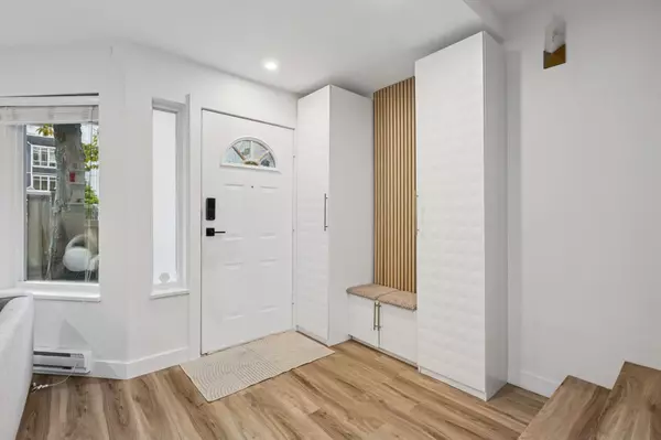 North Vancouver, BC V7P 1R3,848 W 16th ST #6