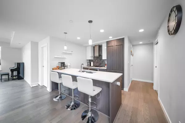 Vancouver, BC V5Z 2Z6,4963 Cambie ST #209