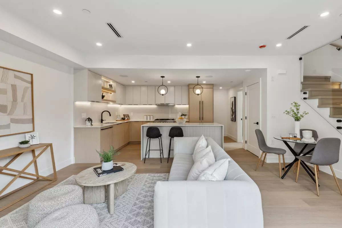 Vancouver, BC V5N 4M3,3383 Victoria DR