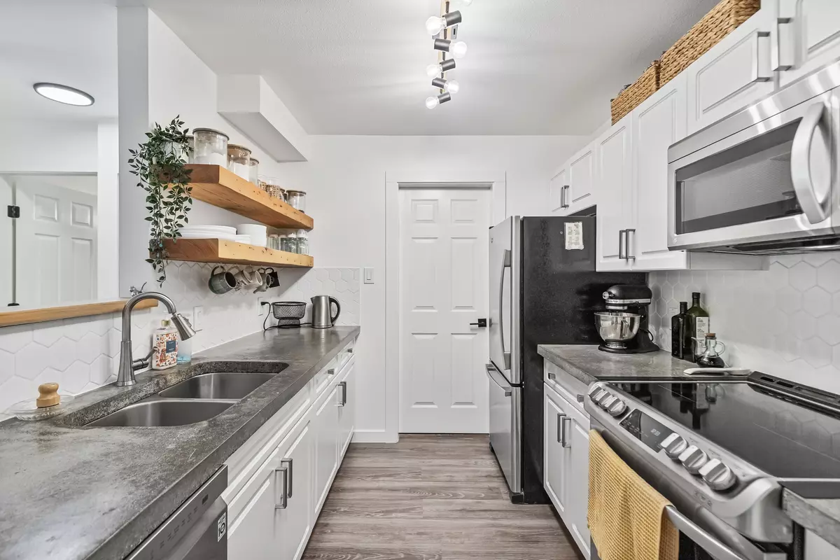 Maple Ridge, BC V2X 6B8,12206 224 ST #404