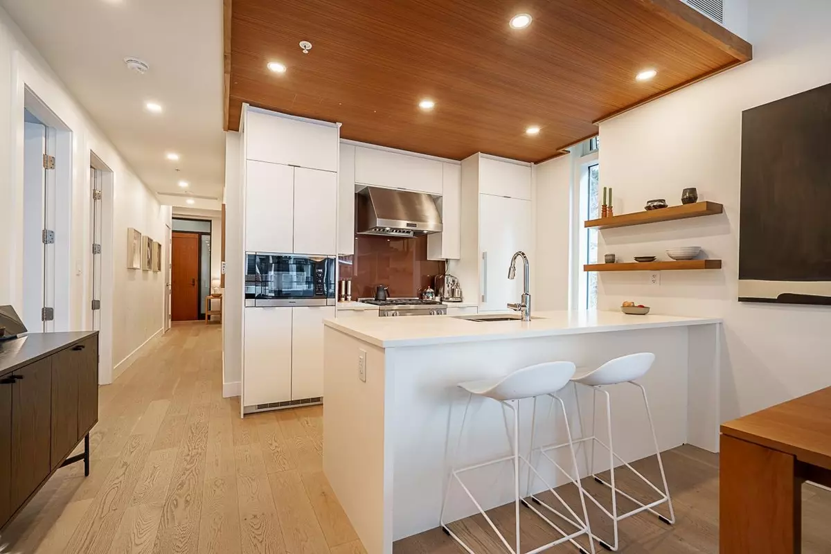 West Vancouver, BC V7W 2B2,6699 Nelson AVE #401