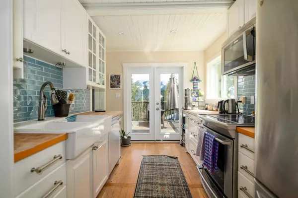 Bowen Island, BC V0N 1G1,987 Dorman RD