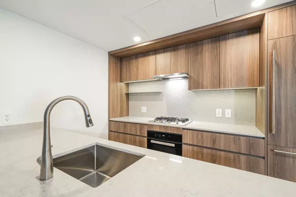 Vancouver, BC V5Z 2Z7,5212 Cambie ST #216