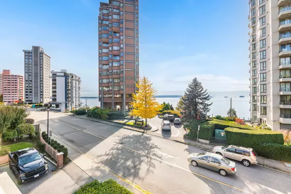 West Vancouver, BC V7V 4X1,2271 Bellevue AVE #302