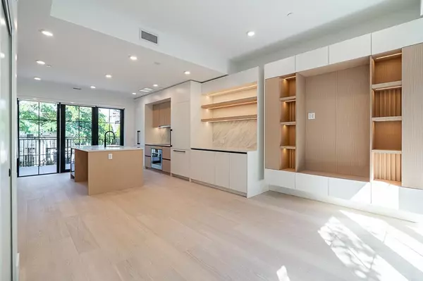 Vancouver, BC V5Z 2H2,551 W 28th AVE #107