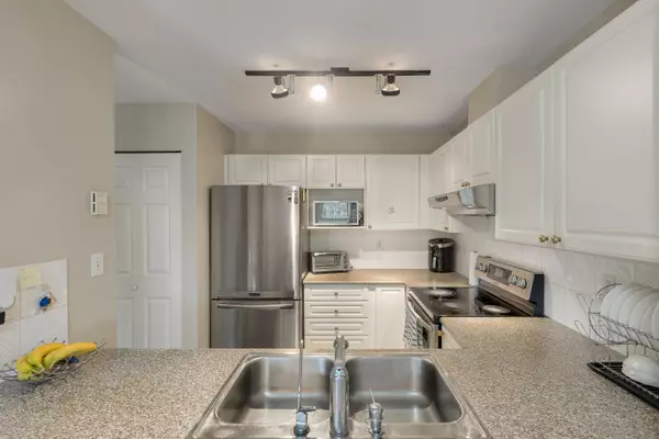 Surrey, BC V3W 1B8,13733 74 AVE #401