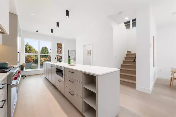 Vancouver, BC V6P 1H9,1489 W 52nd AVE