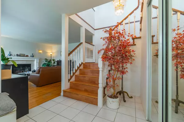 Burnaby, BC V5B 3N7,111 Grosvenor AVE