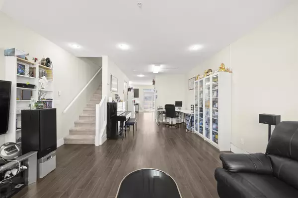 Langley, BC V3A 3X2,19752 55a AVE #4