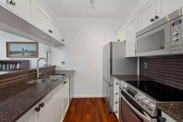 Vancouver, BC V6G 1N2,1928 Nelson ST #308