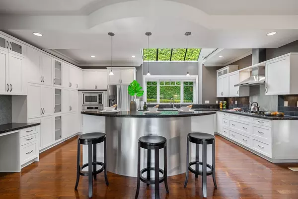 West Vancouver, BC V7W 3J5,4683 Decourcy CT