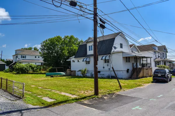 17 E Charles ST, Plains Township, PA 18705