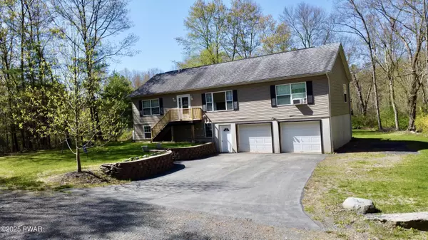 158 Kemadobi CIR, Dingmans Ferry, PA 18328