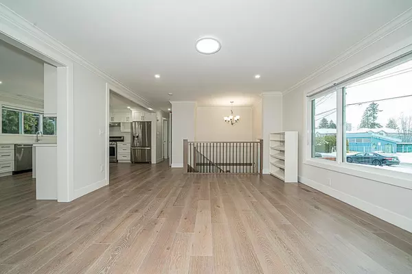Surrey, BC V3R 5X8,14611 105a AVE