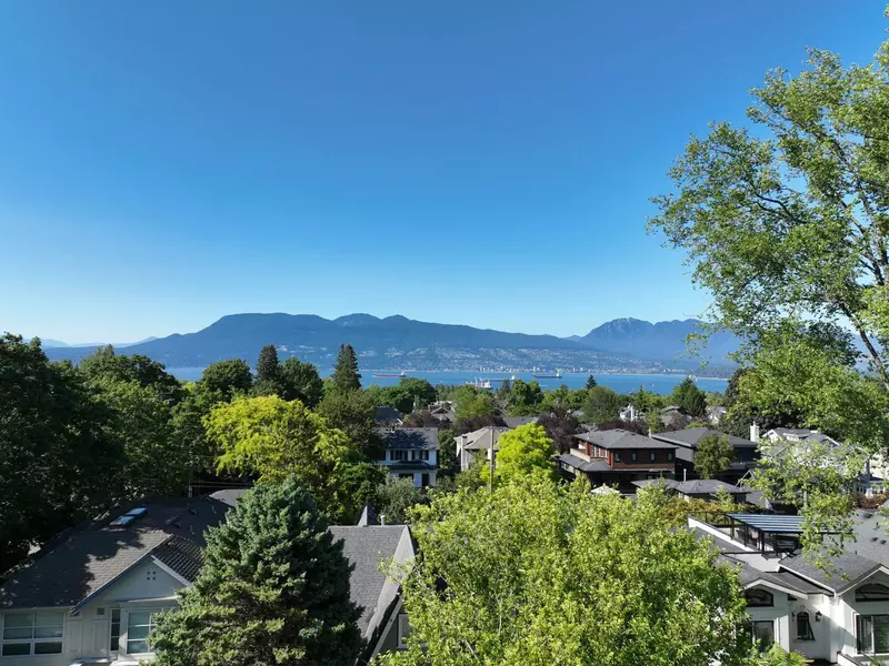 4086 W 13th AVE, Vancouver, BC V6R 2T4