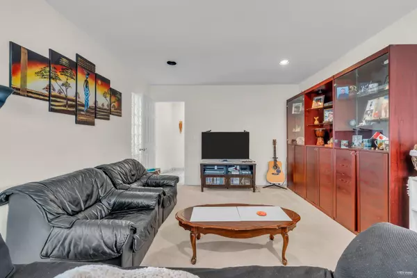 Vancouver, BC V5Y 2W2,185 W 45th AVE