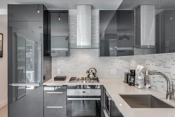 1283 Howe Street #1506 Vancouver, BC V6Z 0E3