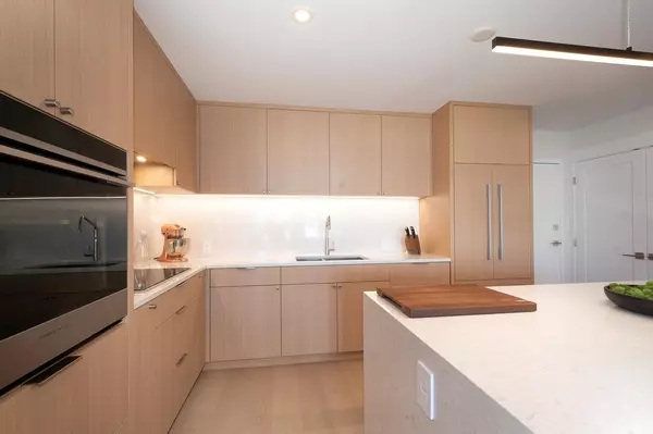 Vancouver, BC V6G 3C1,1860 Robson ST #902