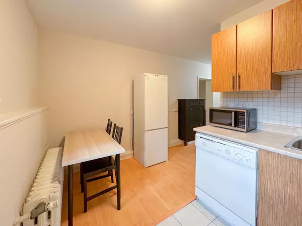 Vancouver, BC V6E 2B5,935 Jervis Street #20
