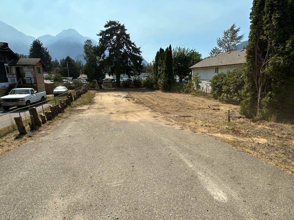 962 3rd AVE, Hope, BC V0X 1L0