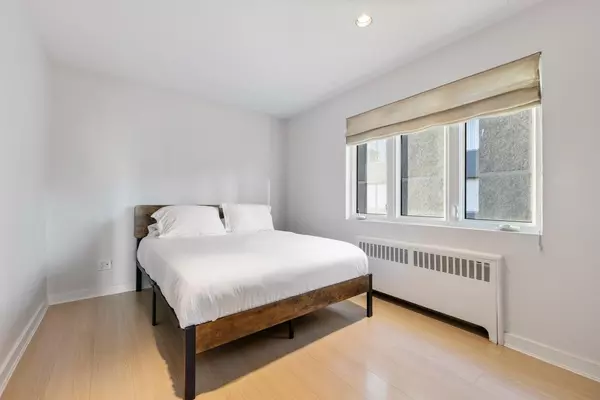 Vancouver, BC V6G 1G5,1540 Haro Street #301