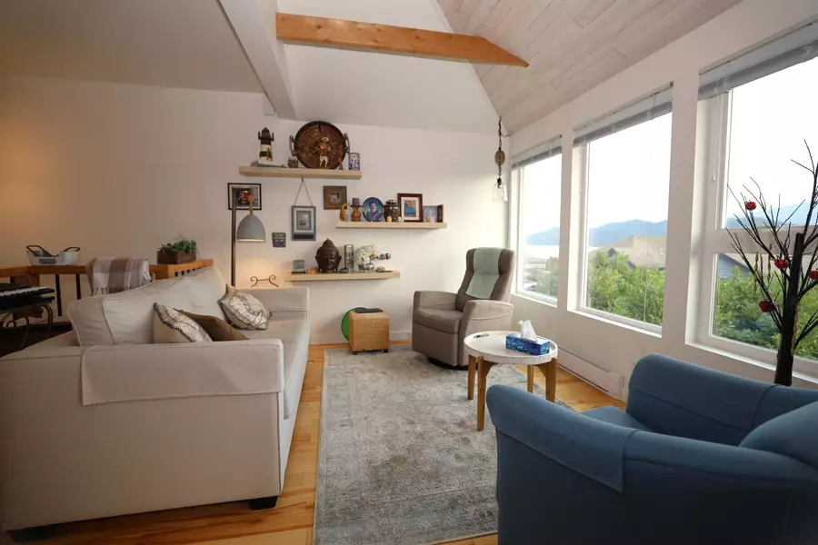 512 S Fletcher RD, Gibsons, BC V0N 1V9