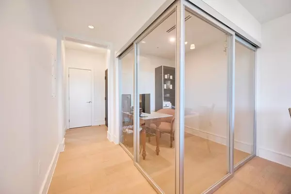 Surrey, BC V4B 0C3,1501 Foster ST #801