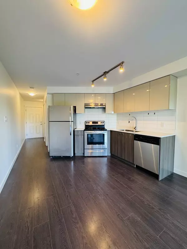 Surrey, BC V3T 4N8,10688 140 ST #211
