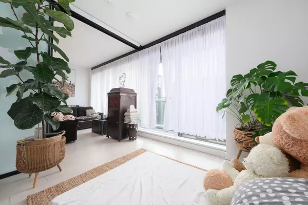 1768 Cook ST #905 Vancouver, BC V5Y 0N3