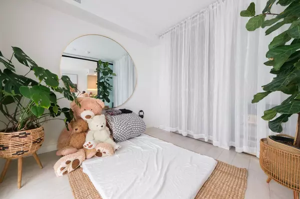 1768 Cook ST #905 Vancouver, BC V5Y 0N3