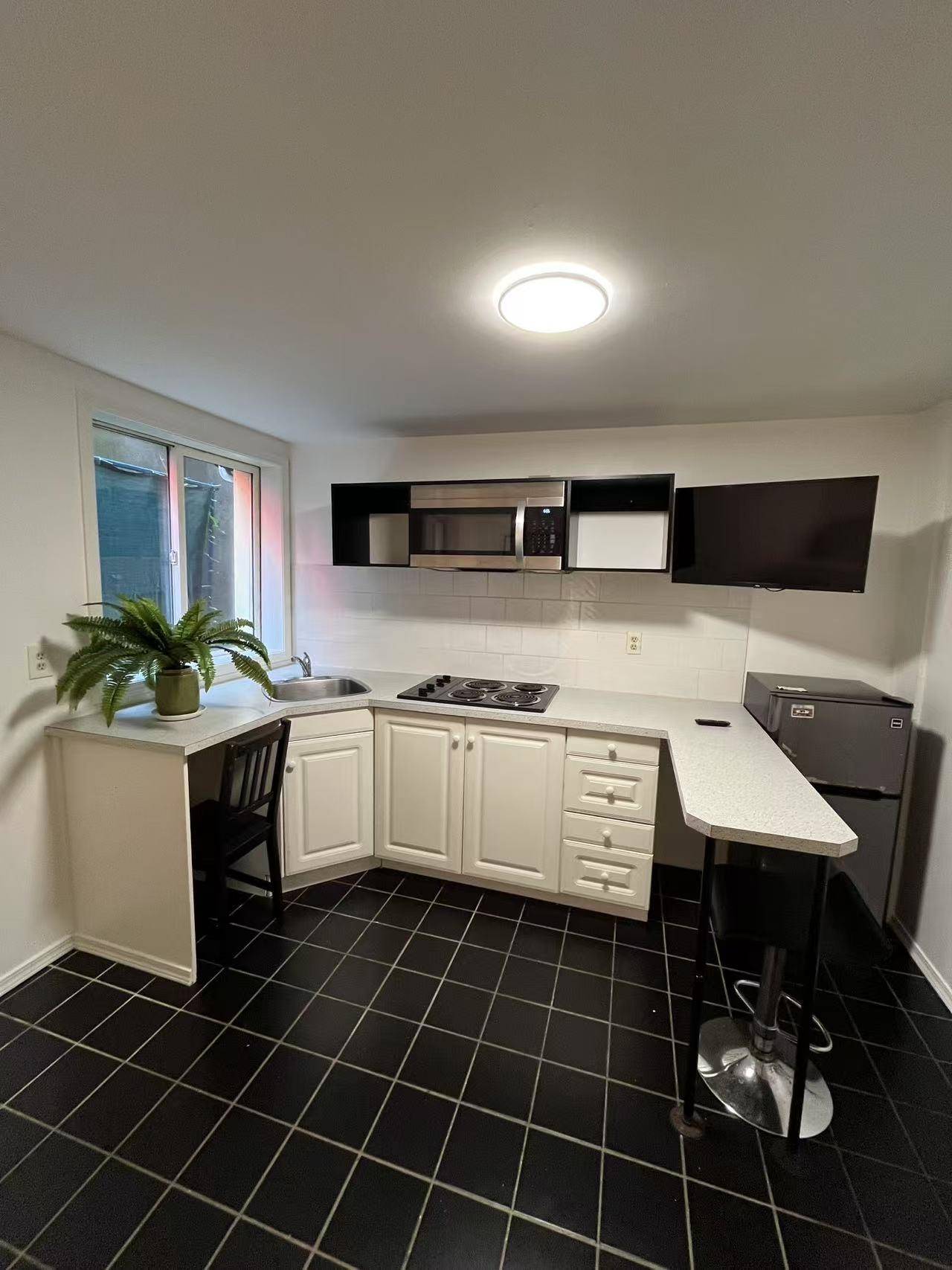 Vancouver, BC V6G 1P3,1517 Comox Street #5