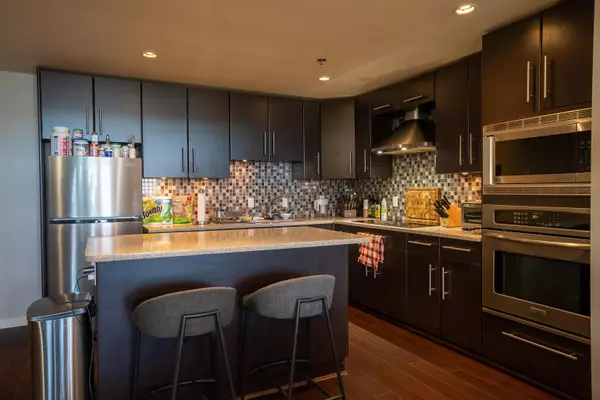 Vancouver, BC V6A 1W8,1220 E Pender ST #305