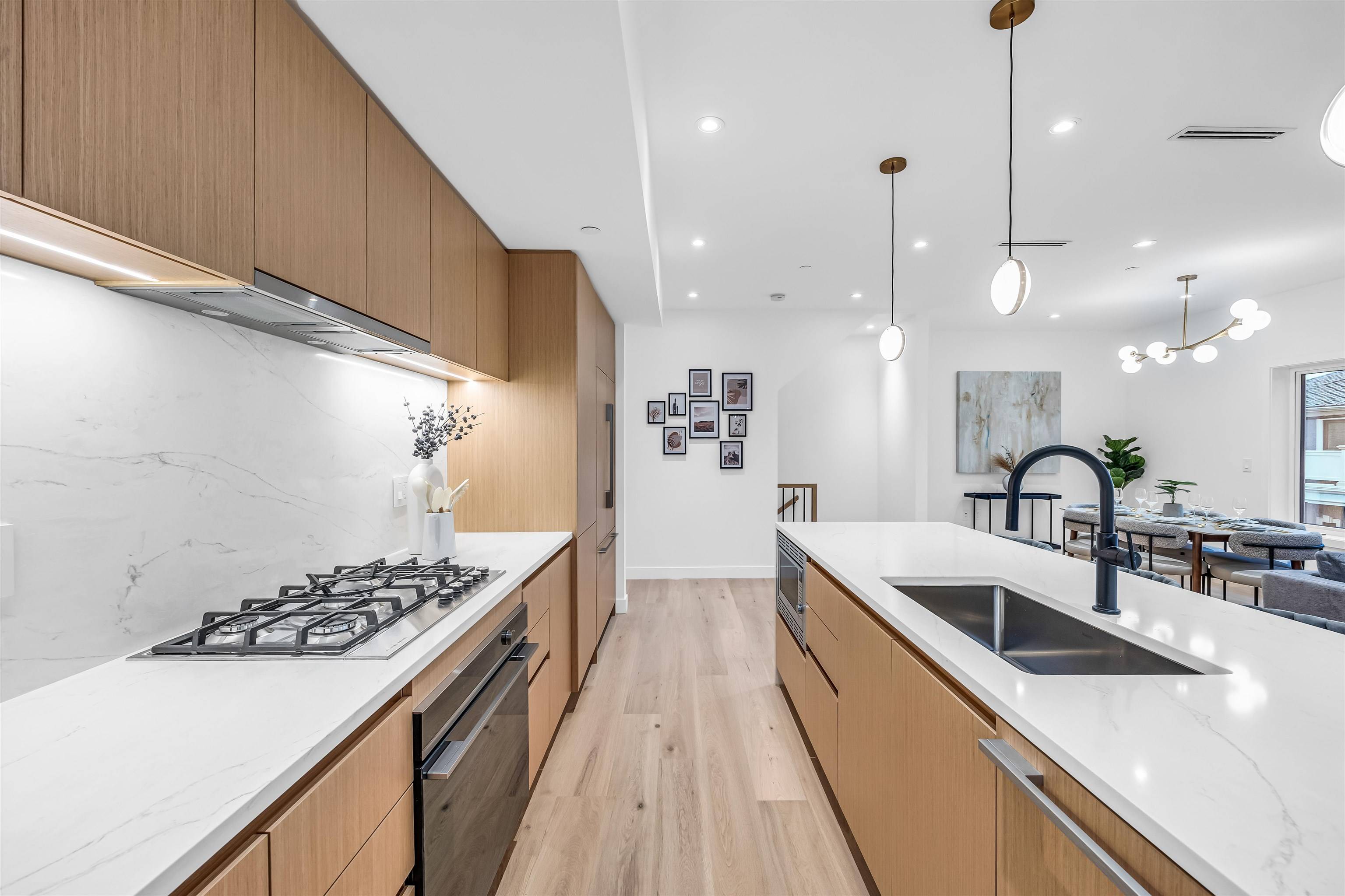 Vancouver, BC V6P 1H5,1016 W 52nd AVE