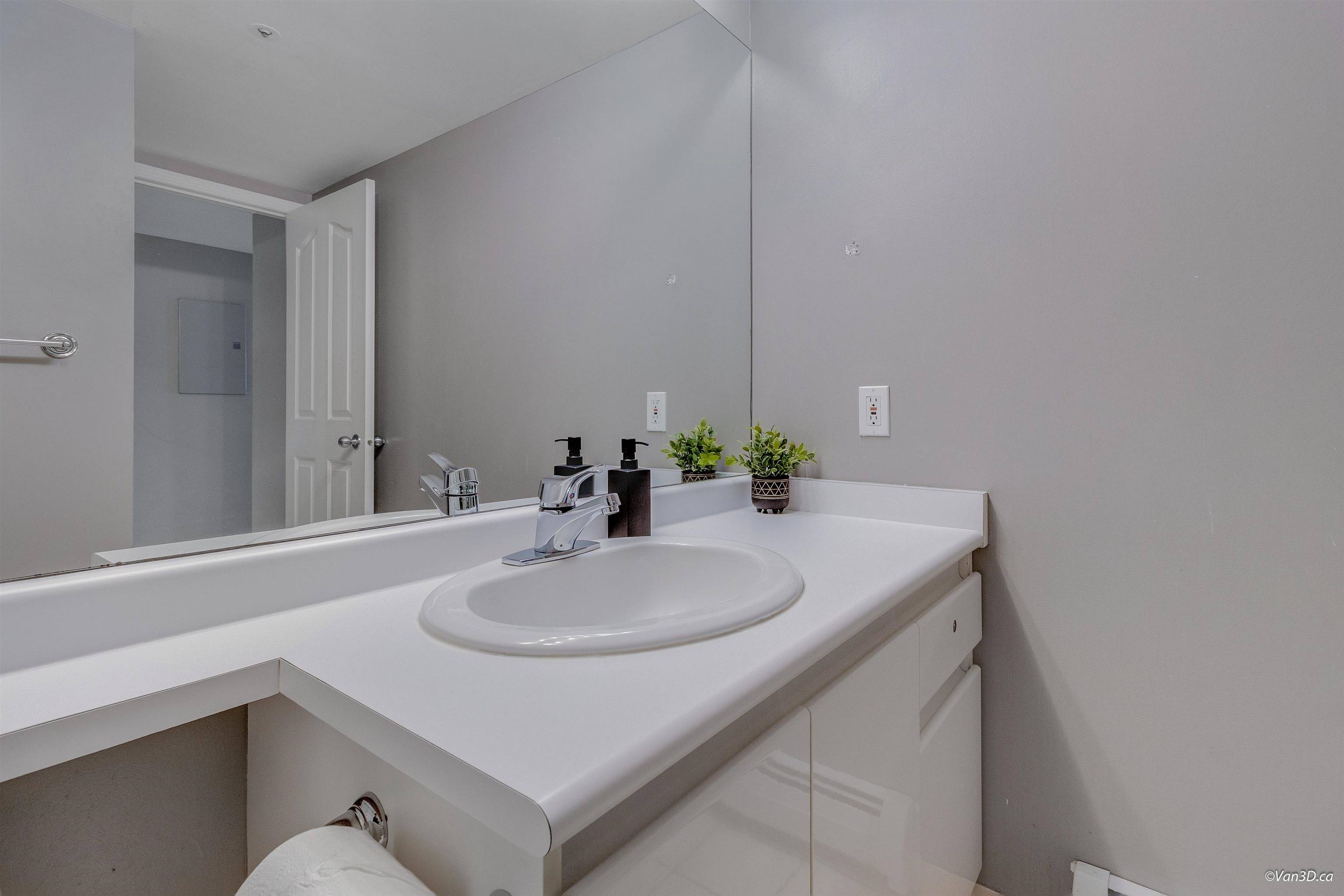 Vancouver, BC V6B 2L2,555 Abbott ST #415