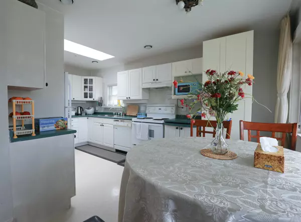 Vancouver, BC V6R 2M4,4530 W 11th AVE
