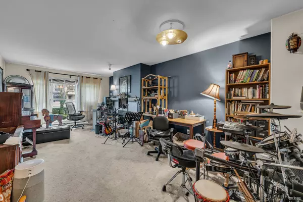 Richmond, BC V6Y 3Z1,8880 Jones RD #215