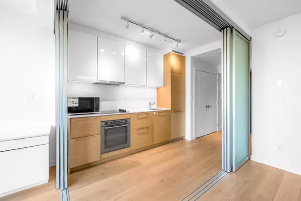 Surrey, BC V3T 0N2,13438 Central AVE #907