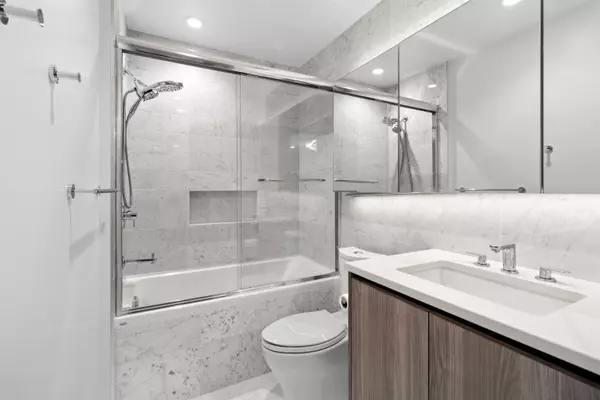 1768 Cook ST #1707 Vancouver, BC V5Y 0N3