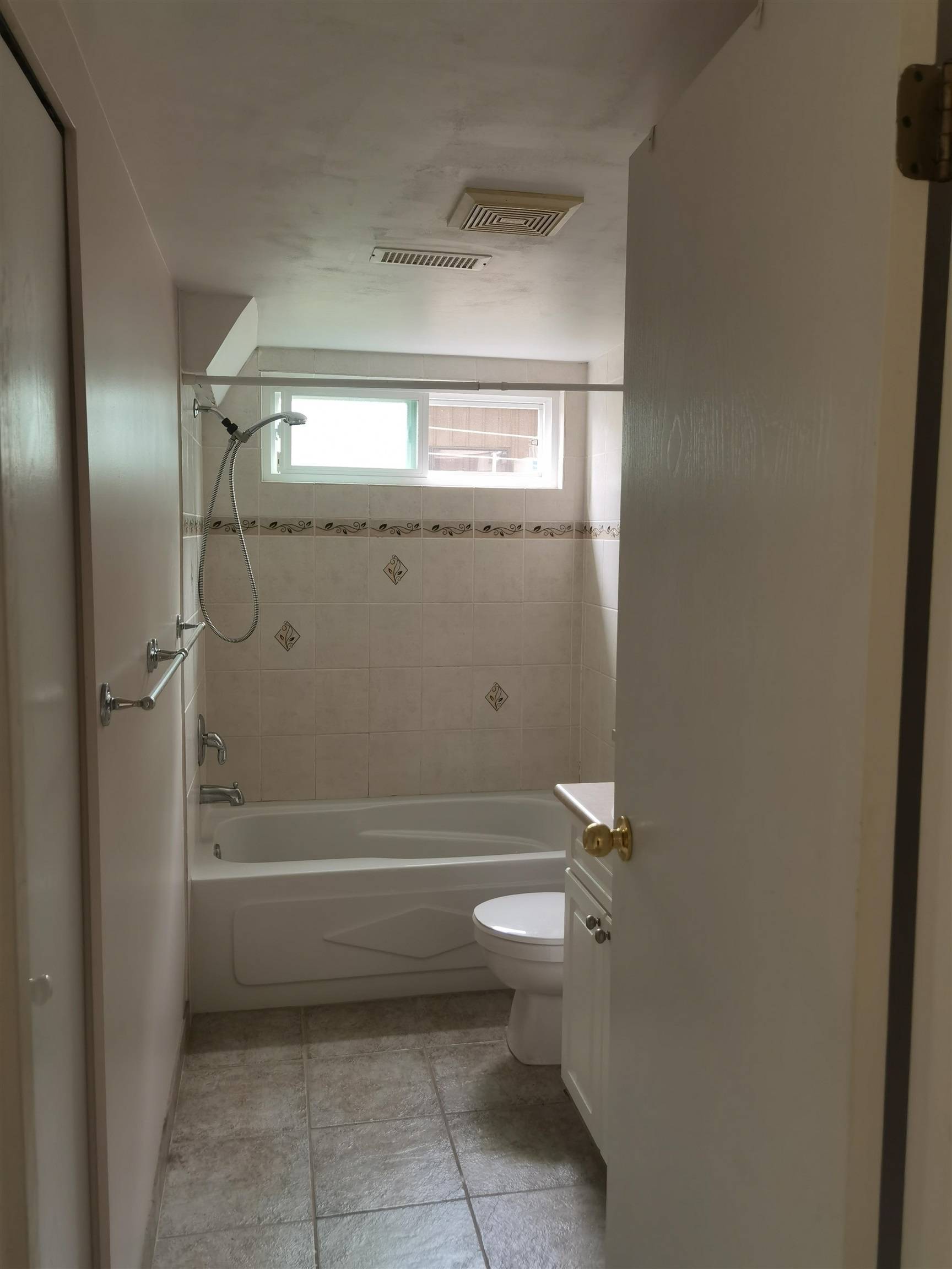 Burnaby, BC V5J 1T5,4992 Sidley ST #2 Bed Suite